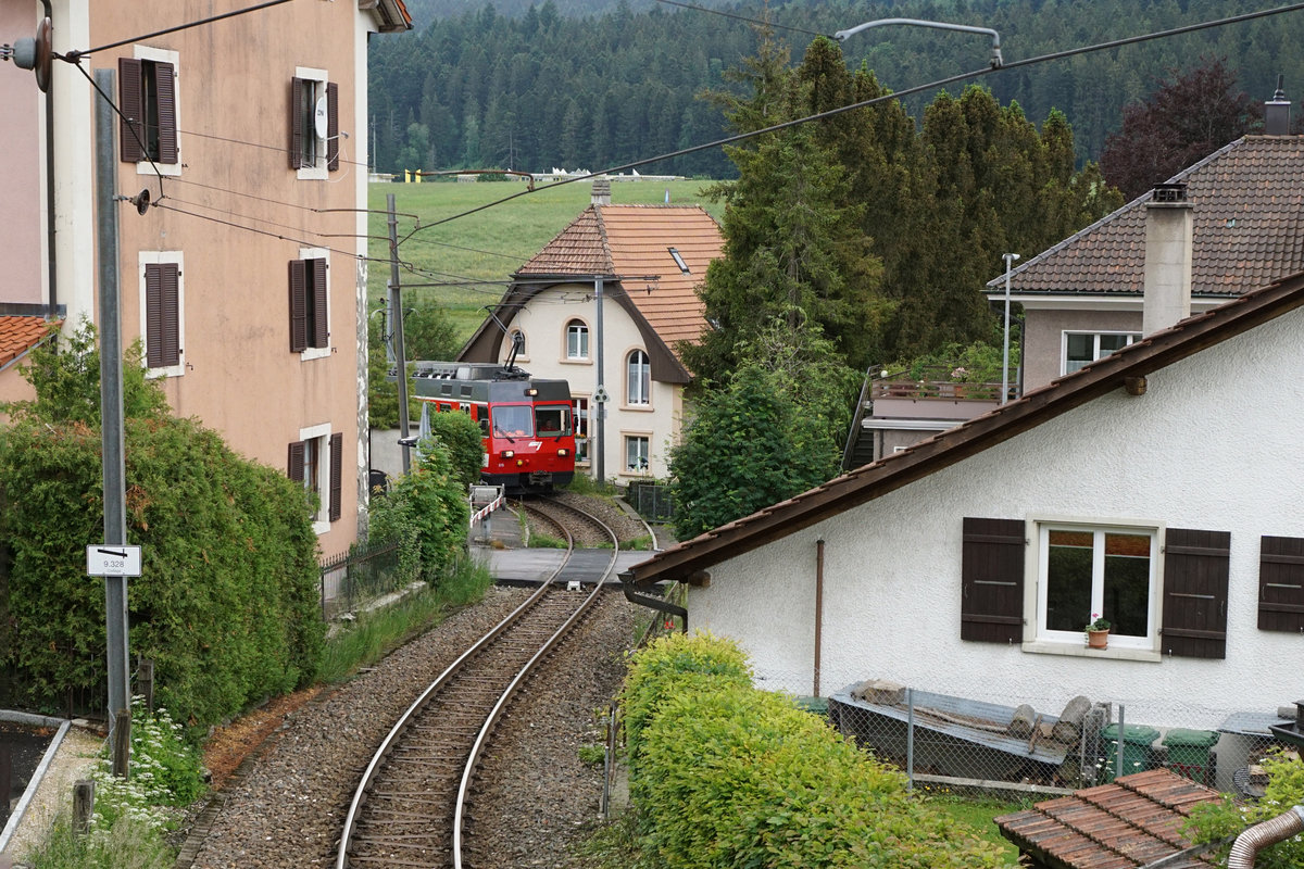 Chemins de fer du Jura, CJ.
Be 4/4 615 ehemals Frauenfeld-Wil-Bahn, FW auf der Fahrt bei Tramelan am 7. Juni 2018.
Foto: Walter Ruetsch 