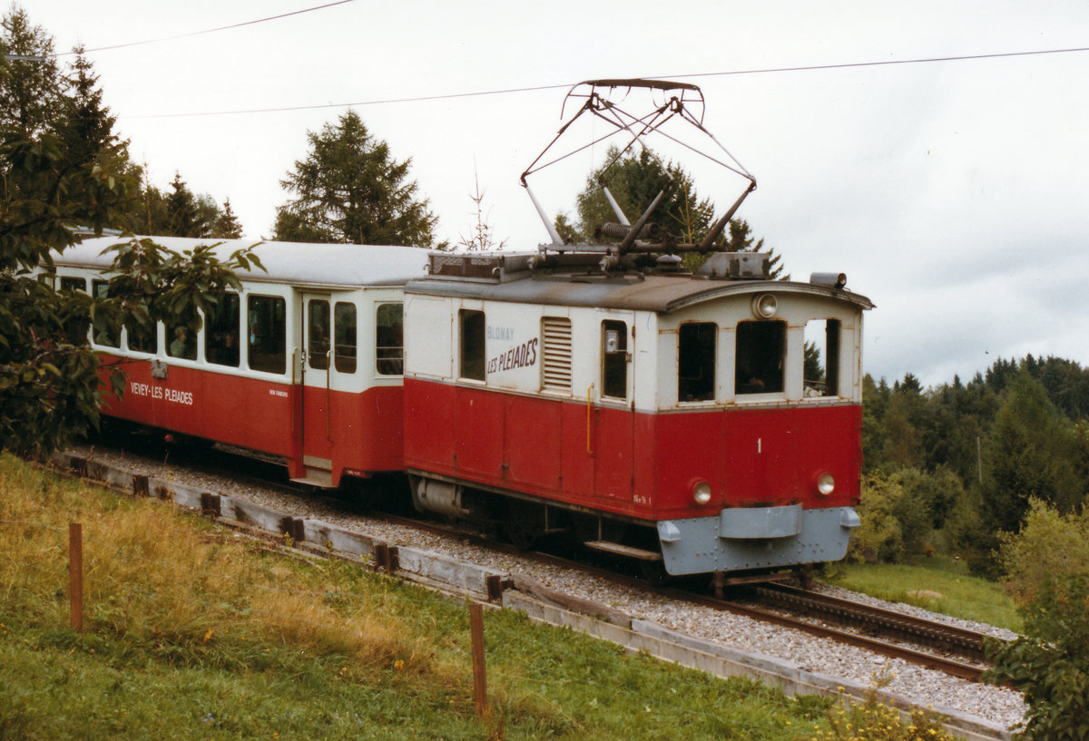 Chemins de fer �lectriques Veveysans (CEV).
Erinnerungen an die alte CEV.
He 2/2 1 vor B 212 auf der Fahrt nach Les Pl�iades im September 1983.
Foto: Walter Ruetsch  