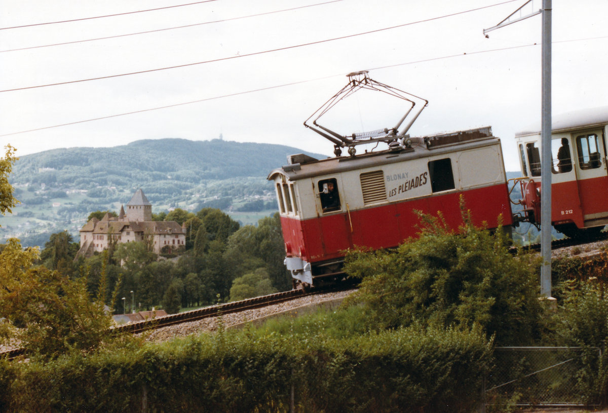 Chemins de fer �lectriques Veveysans (CEV).
Erinnerungen an die alte CEV.
He 2/2 1 auf der Fahrt nach Les Pl�iades mit Schloss Blonay im September 1983.
Foto: Walter Ruetsch