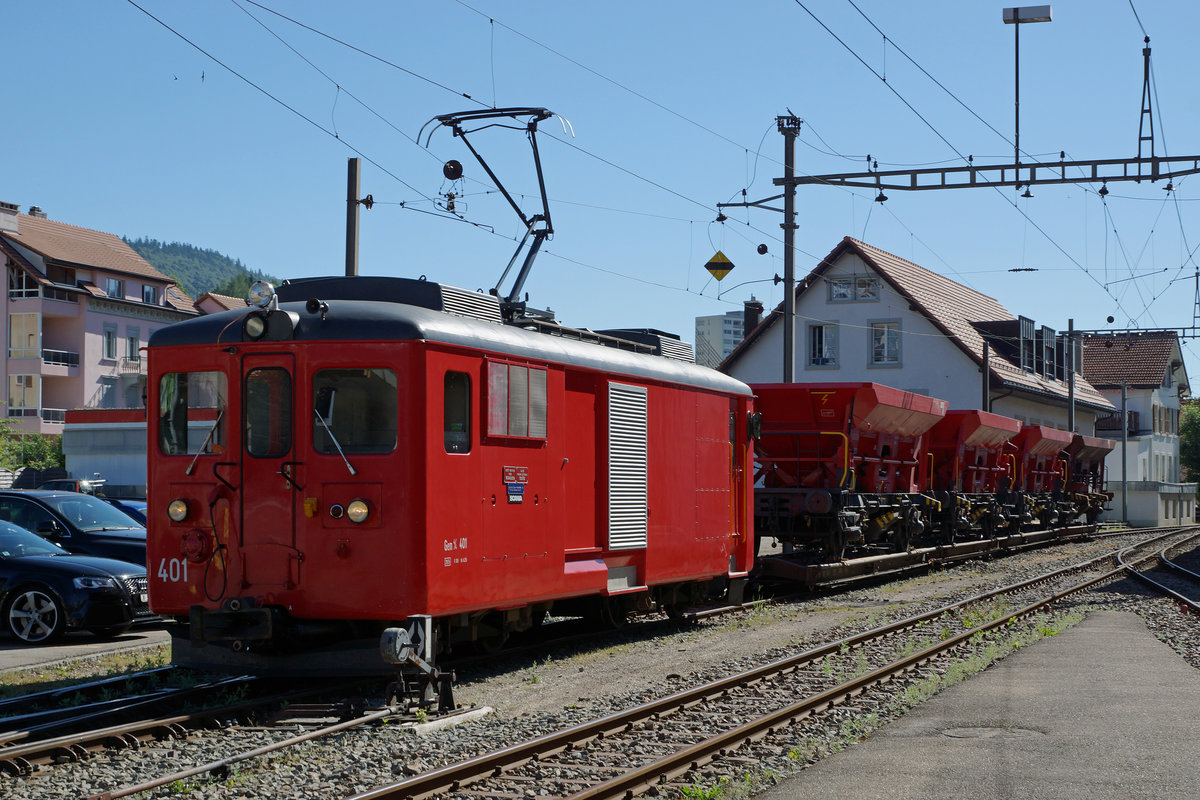 CJ: Gem 4/4 401 mit einem Schotterzug in Tramelan am 18. Juli 2016.
Foto: Walter Ruetsch