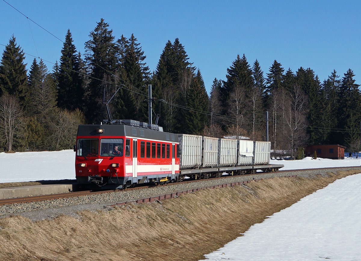 CJ Güterverkehr: Kehrichtzug mit dem Be 4/4 616 ex FW bei La Chaux-d'Abel am 12. März 2015.
Foto: Walter Ruetsch