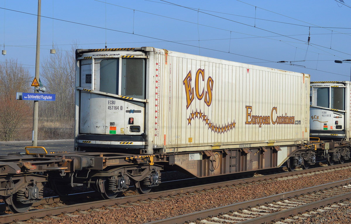 Containertragwagen der DB mit der Nr. 31 RIV 80 D-DB 4575 125-8 Sgnss 735 beladen mit ESC Kühlthermo-Container am 13.02.17 Bf. Flughafen Berlin-Schönefeld.