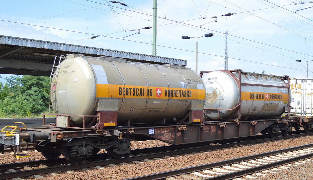 Containertragwagen der DB mit zwei Tankcontainern beladen mit der Nr. 31 TEN RIV 80 D-DB 4558 477-4 Sgns 696 am 13.07.16 Bf. Flughafen Berlin-Schönefeld.