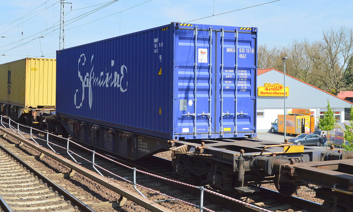 Containertragwagen vom Einsteller Rail Release GmbH mit der Nr. 37 TEN-RIV 80 D-RRL 4566 014-9 Sgnss 60´beladen mit 40’ Standard-Container der Safmarine Container Lines N.V., einer international tätigen Containerschiffreederei mit Hauptsitz in Antwerpen, Belgien, am 11.05.17 Berlin-Karow.