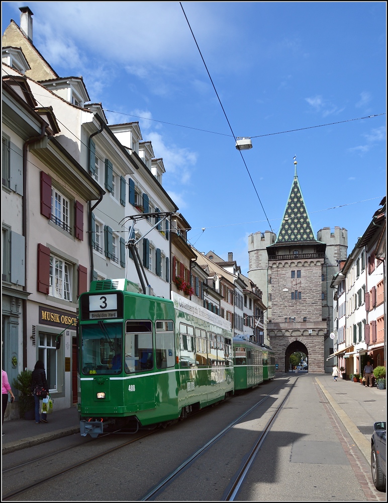 Cornichon Be 4/4 488 vor der Spalentor in Basel. September 2015.