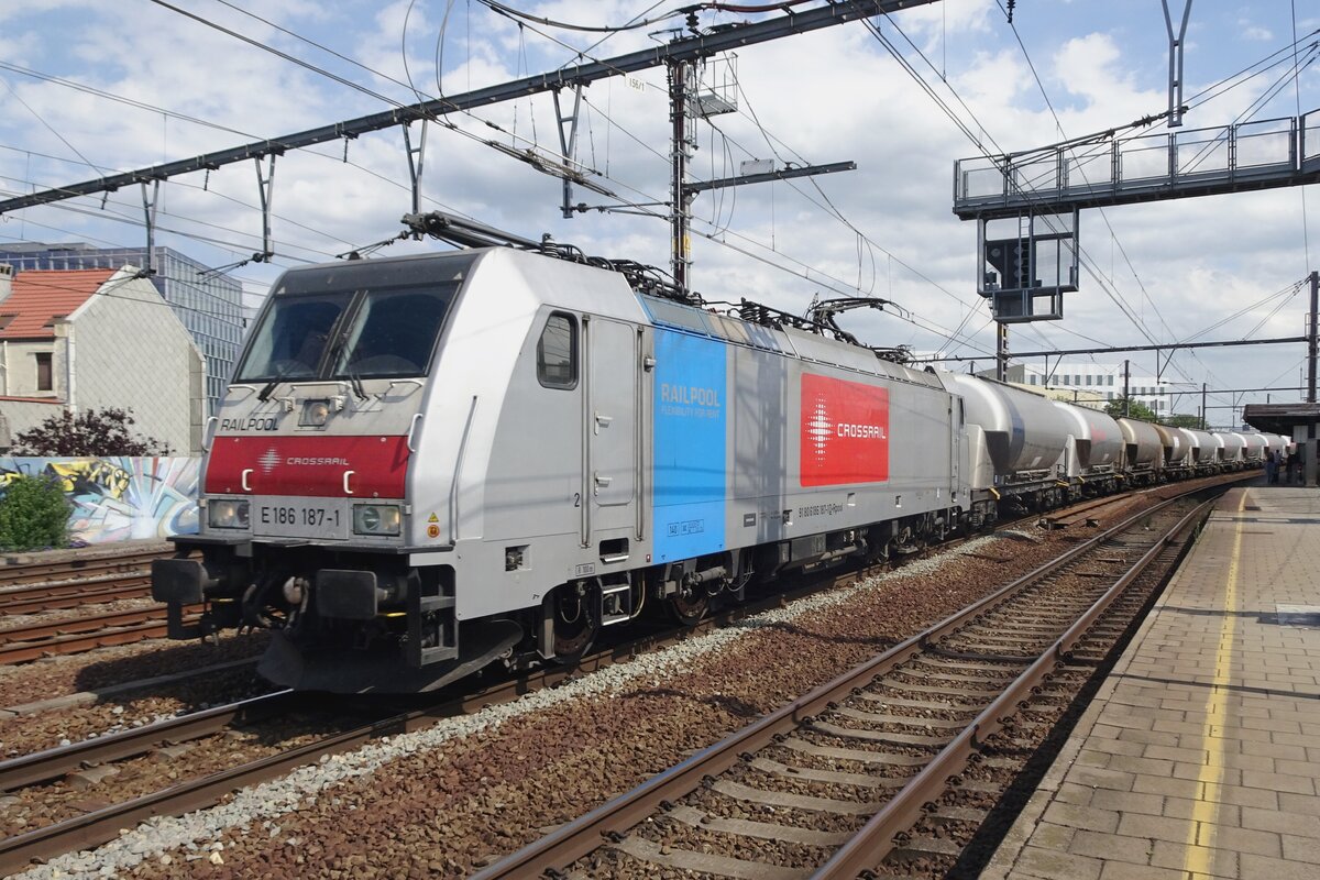 CrossRail 186 187 lasst sich am 14 Juli 2022 gerne fotografieren deim durchfahren von Antwerpen-Berchem.