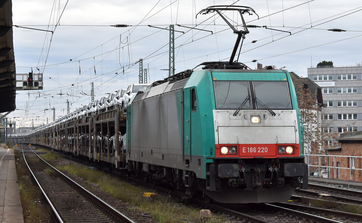 Crossrail Benelux N.V., Antwerpen-Borgerhout [B] mit der geleasten belgischen ATLU-Lok  E 186 220  [NVR-Nummer: 91 88 7186 220-0 B-ATLU] und einem PKW-Transportzug am 03.12.25 Höhe Bahnhof Magdeburg Neustadt.