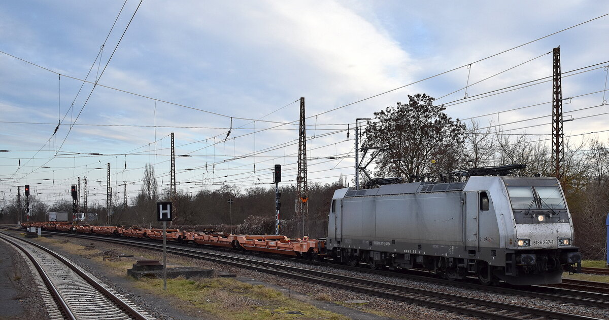 CTL Logistics GmbH, Berlin [D] mit der geleasten Akiem Lok  186 267-1  [NVR-Nummer: 91 80 6186 267-1 D-AKIEM] und einem schwach ausgelastetem KLV- Zug aus Polen am 24.02.25 Höhe Bahnhof Frankfurt (Oder).