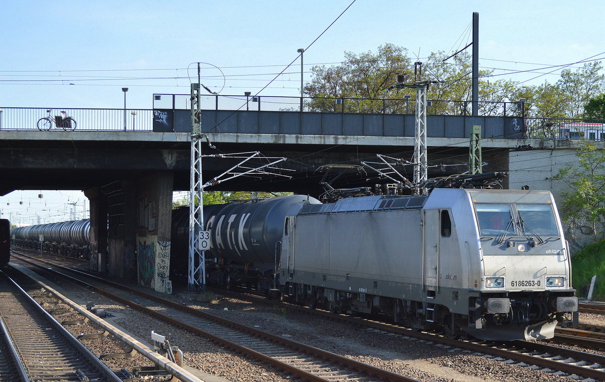 CTL mit der akiem Mietlok 186 263-0 und Kesselwagenzug (leer)Richtung Stendell am 17.05.17 Berlin-Springpfuhl.