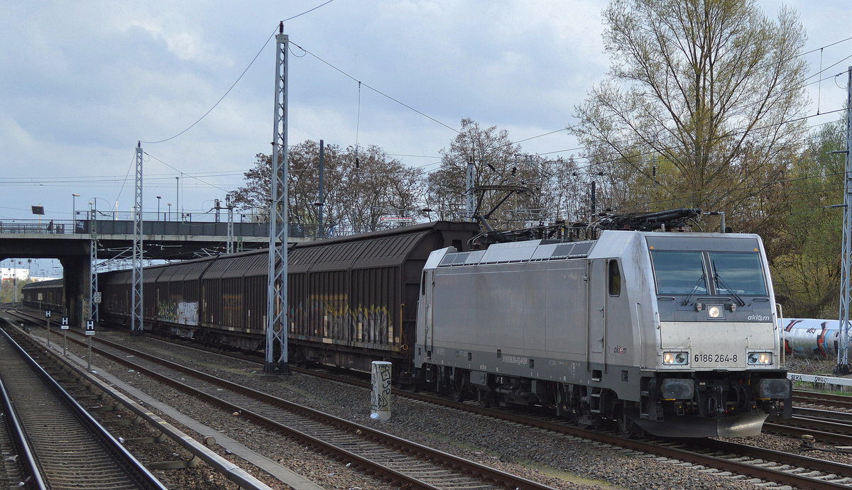 CTL mit der akim Mietlok 186 264-8 (NVR-Number: 91 80 6186 264-8 D-AKIEM, Bombardier Bj.2014] und einem Ganzzug Schiebewandwagen am 05.04.17 Berlin-Springpfuhl. 