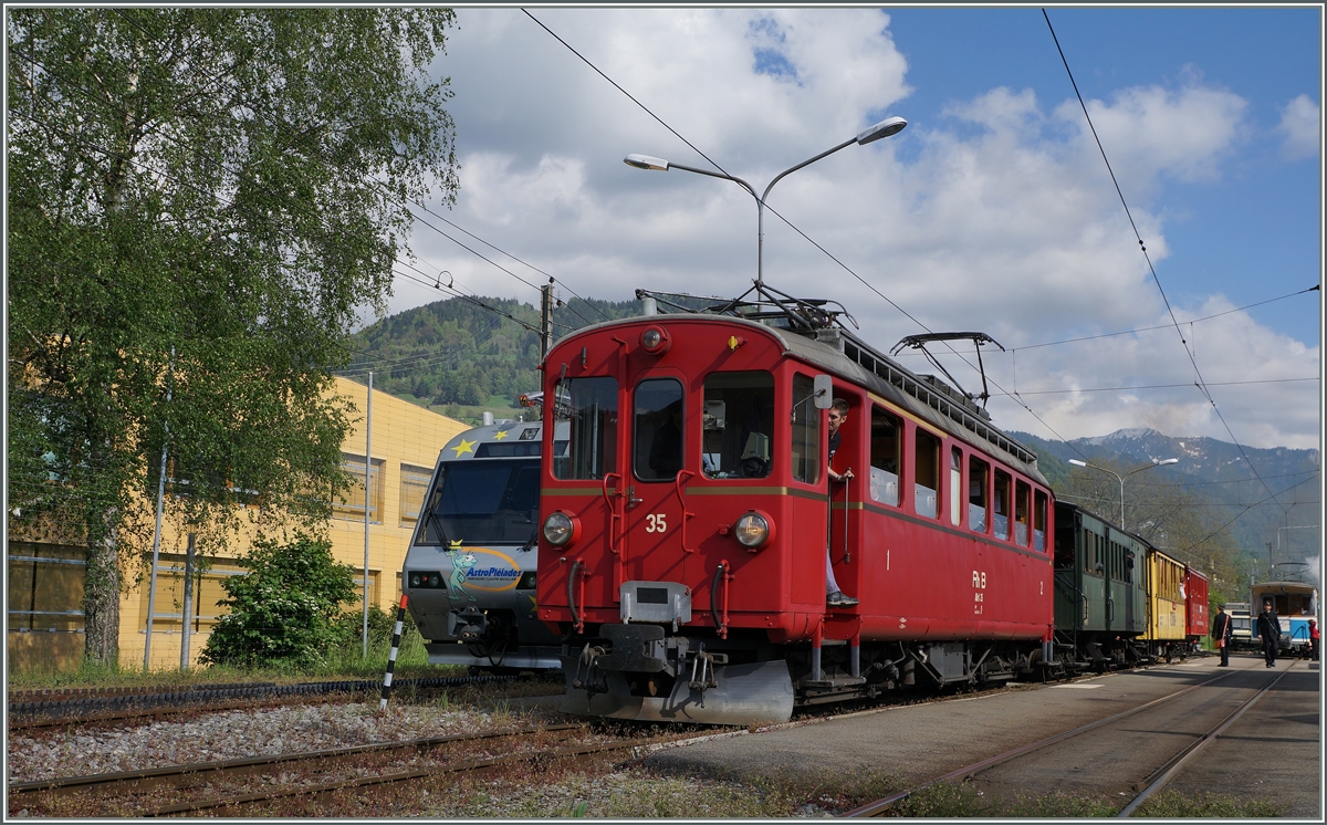 Da am Sonntag und Montag, im Gegensatz zu Samstag VVT Extrazug von Vevey nach St-Sulpice verkehrte, konnte der letzte Riviera Belle Epoque Zug gut eineinhalb Stunden später gelegt werden. Hier wartet der RhB ABe 4/4 N° 35 in Blonay auf die Abfahrt Richtung Vevey.
15. Mai 2016