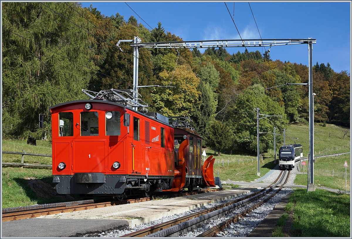 Da bei Tusinge eine Brücke abgebrochen und neu gebaut wird, betreibt die CEV MVR einen  Inselbetrieb  zwischen Tusinge und Les Pléidades. Da es zu dieser Jahreszeit auf dieser Höhe schneien könnte, hat man vorsichtshalber die HGe 2/2 N° 1 mit der CEV Xrot 91 in Fayaux stationiert. Im Hintergrund erreicht der hier  eingeschlossene  SURF ABeh 2/6 7503 von Les Pléiades kommend den Halt Fayaux. 
Das Bild wurde von Armin erfolgreich bearbeitet.
16. Okt. 2016
