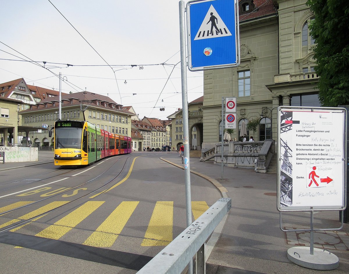 Da gibt es einiges zu lesen, während das Postfinance-Tram 762 auf die Kirchenfeldbrücke zufährt. 22.Mai 2020  