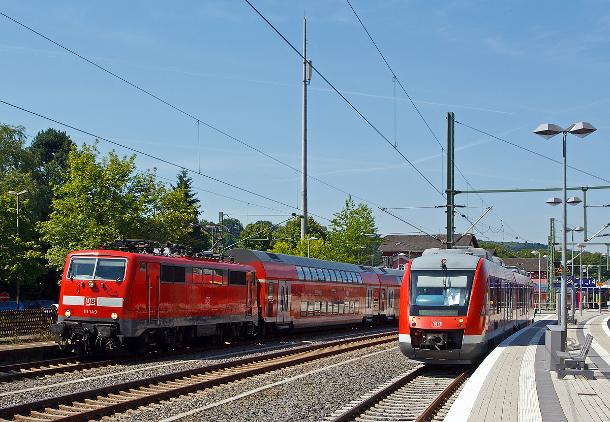 Da hat wohl wieder eine 120.2 die Grätsche gemacht...
So fährt am 19.07.2014 die 111 149-1 der DB Regio NRW mit sechs Doppelstockwagen als RE 9  rsx - Rhein-Sieg-Express   Aachen- Köln - Niederschelden (Umlauf RE 10909), mit zehnminutiger Verspätung vom Bahnhof Au (Sieg) weiter in Richtung Betzdorf. Die Umläufe mit den sechs Dosto´s werden, bedingt durch die besseren fahrdynamischen Werte, eigentlich mit Loks der BR 120.2 gefahren.

Links steht der Dieseltriebwagen 648 201 /648 701, ein Alstom Coradia LINT 41 der DreiLänderBahn (DB Regio NRW), als RB 95 nach Niederschelden zur Abfahrt bereit. Bis Mitte August 2014 ist in Niederschelden Endstation, der Grund dafür ist der Weiterbau der Hüttentalstraße (HTS) als B 62. Diese Hochstraße überquert in Niederschelden die Siegstrecke (KBS 460). 