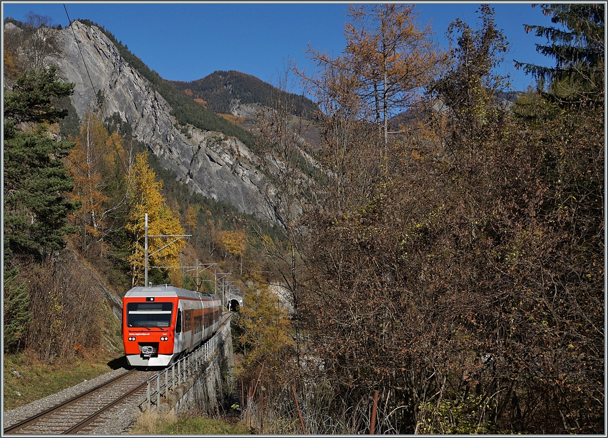 Da der Herbst und die Möglichkeiten für die Bahnfotografie noch etwas auf sich warten lassen zwei Bilder vom Letzen Jahr. Der TMR Regionalps RABe 525 041  NINA  kurz nach Sembrancher auf dem Weg nach Orsières.

11. Nov. 2020