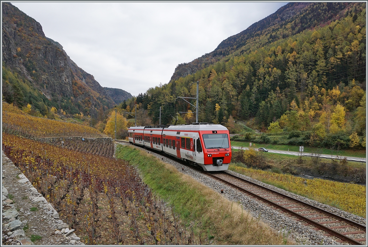 Da der Herbst und die Möglichkeiten für die Bahnfotografie noch etwas auf sich warten lassen zwei Bilder vom Letzen Jahr.

Ein TMR Regionalps RABe 525  NINA  in den Weinbergen bei Bovernier auf dem Weg nach Martigny.

5. Nov. 2020