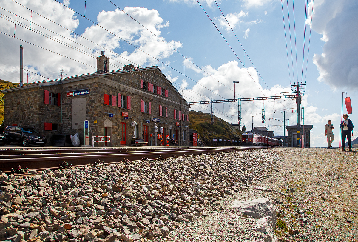 Da kommt er, der Bernina-Express....
Ospizio Bernina, höchster Punkt der Berninabahn, am 06.09.2021. Geführt von den beiden RhB ABe 4/4 III Triebwagen 53  Tirano  und  51  Poschiavo  erreicht der Bernina-Express (BEX) nach St. Moritz, nun die Station und fährt ohne Halt weiter.

Der Bahnhof Ospizio Bernina (Bernina Hospiz)ist mit 2.256 m ü. M. die höchstgelegene Bahnstation im Netz der Rhätischen Bahn und damit auch die höchste Eisenbahn-Alpenquerung. Sie wird ganzjährig befahren. Die oberirdische Trassierung einer Eisenbahn über einen Hochgebirgspass stellt dabei eine Besonderheit dar. 

Als Besonderheit besitzt die Station auf dem Berninapass eine überdachte Drehscheibe für die Schneeschleuder.

Der Bahnhof liegt am Berninapass am Ufer des Lago Bianco auf dem Gebiet der Gemeinde Poschiavo.

Das Bahnhofsensemble, bestehend aus Aufnahmegebäude mit Restaurant, Umformerstation, Beamtenwohnhaus und Remise, bildet das „bahnhistorisch bedeutende Ensemble Bernina-Hospiz“. Das Stationsgebäude ist ein neoklassizistischer Bau mit einem zu den Gleisen ausgerichteten Dreiecksgiebel, wodurch das Gebäude eine besondere Breite erhielt. Das Gebäude besteht aus zwei Geschossen und einem Satteldach mit Seitenrisaliten. Das Aussehen des Gebäudes ist durch die Verwendung von Bruchsteinmaterialien für die Gestaltung der Fassade geprägt.

Im Südteil des Bahnhofsgelände befindet sich ein Ensemble aus einem Beamtenwohnhaus von 1912, einer Umformerstation und eine Remise mit Drehscheibe ebenfalls von Nicolaus Hartmann. Das Beamtenwohnhaus ist im Engadiner Stil mit asymmetrischer Form errichtet und besitzt eine Freitreppe mit gemauerter Brüstung. Nordwestlich des Aufnahmegebäudes steht ein vermutlich in den 1930er Jahren als Arbeiterwohnhaus des Kraftwerks am Lago Bianco errichtetes flachgedecktes Gebäude, das vom Neuen Bauen beeinflusst wurde. Ein flachgedecktes Gebäude unterhalb der Remise diente als Pumpstation des Kraftwerks.

Der Bahnhof verfügt über drei durchgehende Gleise, im Südteil des Bahnhofs befindet sich die Drehscheibe. Das Stationsgebäude liegt östlich der Gleise, in ihm befindet sich eine Gaststätte mit Übernachtungsmöglichkeiten.