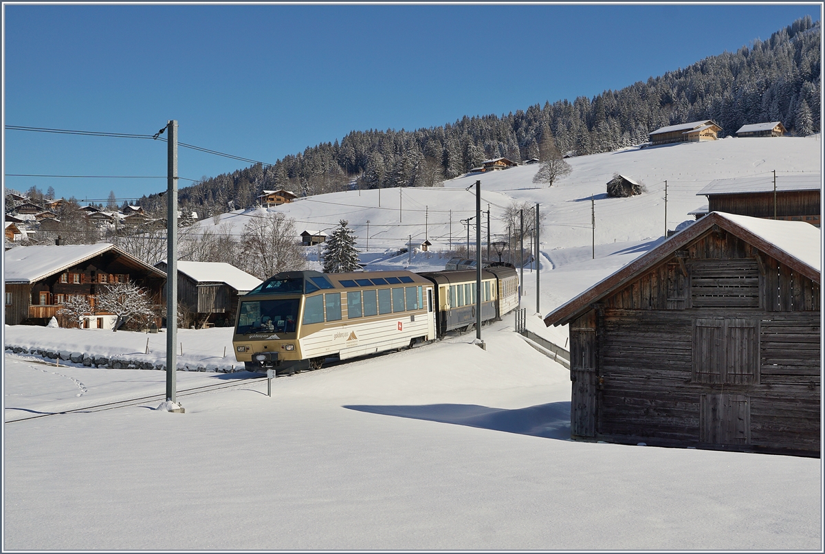 Da die MOB Belle-Epoque Wagen (wie im Fahrplan vorgesehen) für den Einsatz zwischen den Alpina-Zügen vorbereiten, verkehrt der  Belle-Epoque  Zug mit einer zeitweise wechselnden Komposition, aber immerhin weiterhin mit einem Belle-Epoque Wagen.
Die beiden Bilder zeigen den Zug zwischen Schönried und Gstaad.
13. Feb. 2018