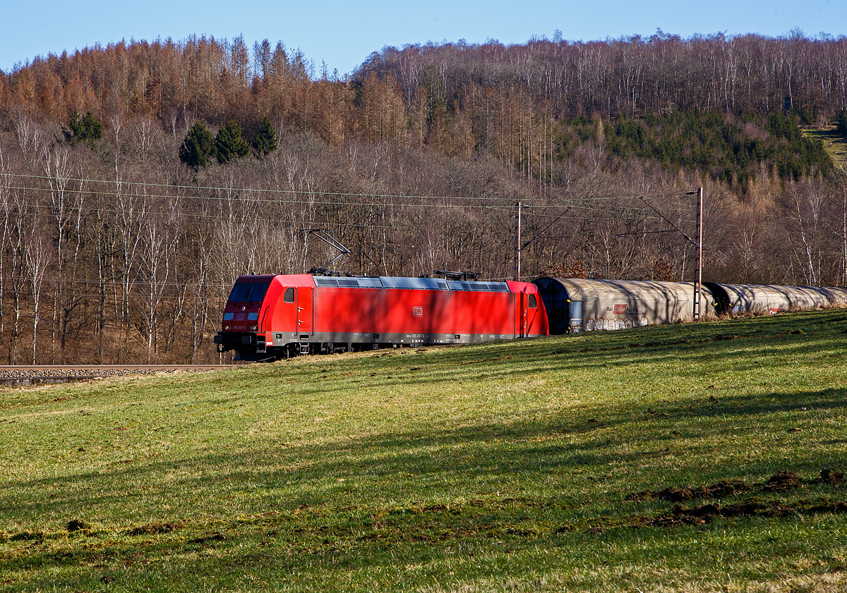 Da rauscht ein Güterzug heran...
Die 185 207-8 (91 80 6185 207-8 D-DB) der DB Cargo AG fährt am 02.03.2022 mit einem Coilzug bei Rudersdorf (Kr. Siegen) über die Dillstrecke (KBS 445) in nördlicher Richtung.

Die TRAXX F140 AC2 wurde 2005 von Bombardier in Kassel unter der Fabriknummer 33719 gebaut.