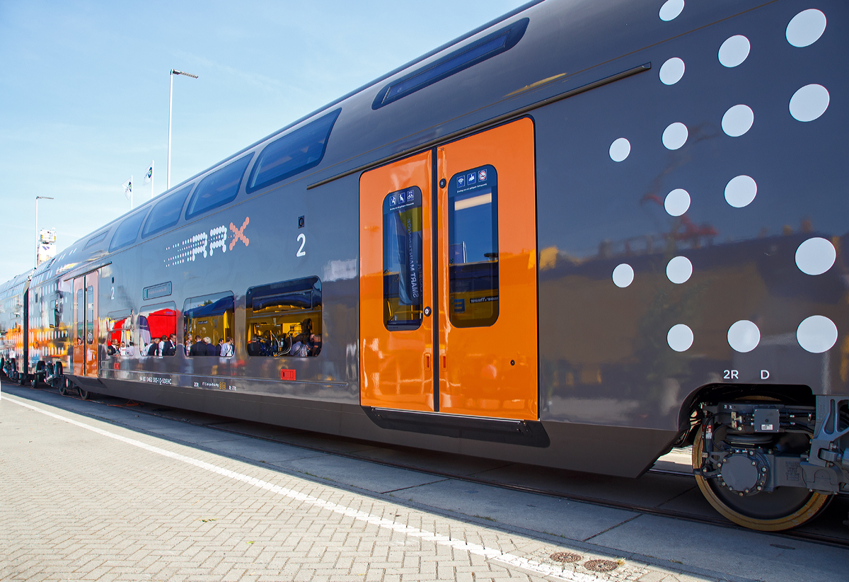 
Da ist Siemens ein guter Wurf gelungen....
Die andere Front des Siemens Desiro HC 462 083 desRhein-Ruhr-Express (RRX), von Siemens präsentiert auf der InnoTrans 2018 in Berlin (hier 18.09.2018).

Hintergrundinformationen und Technische Daten siehe: http://hellertal.startbilder.de/bild/deutschland~museen-und-ausstellungen~innotrans-2018/629248/da-ist-siemens-ein-guter-wurf.html