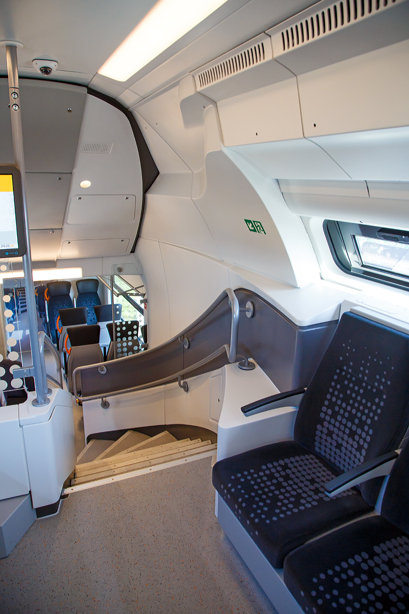 
Da ist Siemens ein guter Wurf gelungen....
Innenraum mit dem Blick vom Oberdeck ins Unterdeck eines Mittelwagen des Siemens Desiro HC 462 083 desRhein-Ruhr-Express (RRX), von Siemens präsentiert auf der InnoTrans 2018 in Berlin (hier 18.09.2018).

Hintergrundinformationen und Technische Daten siehe: http://hellertal.startbilder.de/bild/deutschland~museen-und-ausstellungen~innotrans-2018/629248/da-ist-siemens-ein-guter-wurf.html