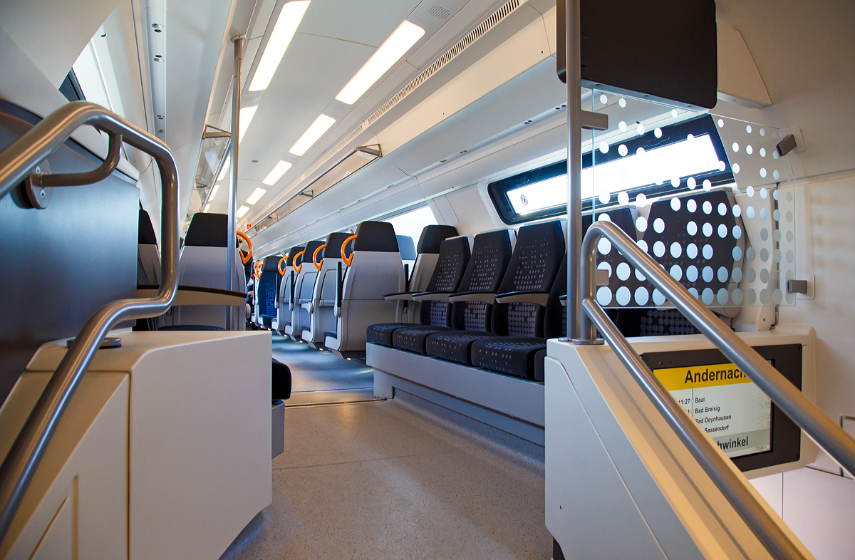 
Da ist Siemens ein guter Wurf gelungen....
Innenraum mit dem Blick ins Oberdeck eines Mittelwagen des Siemens Desiro HC 462 083 desRhein-Ruhr-Express (RRX), von Siemens präsentiert auf der InnoTrans 2018 in Berlin (hier 18.09.2018).

Hintergrundinformationen und Technische Daten siehe: http://hellertal.startbilder.de/bild/deutschland~museen-und-ausstellungen~innotrans-2018/629248/da-ist-siemens-ein-guter-wurf.html