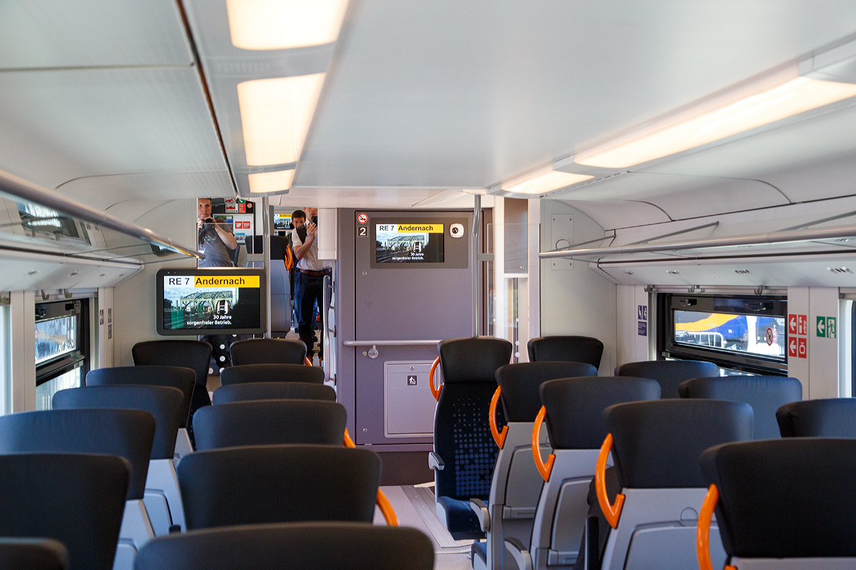 
Da ist Siemens ein guter Wurf gelungen....
Innenraum im Unterdeck eines Mittelwagen des Siemens Desiro HC 462 083 desRhein-Ruhr-Express (RRX), von Siemens präsentiert auf der InnoTrans 2018 in Berlin (hier 18.09.2018).

Hintergrundinformationen und Technische Daten siehe: http://hellertal.startbilder.de/bild/deutschland~museen-und-ausstellungen~innotrans-2018/629248/da-ist-siemens-ein-guter-wurf.html