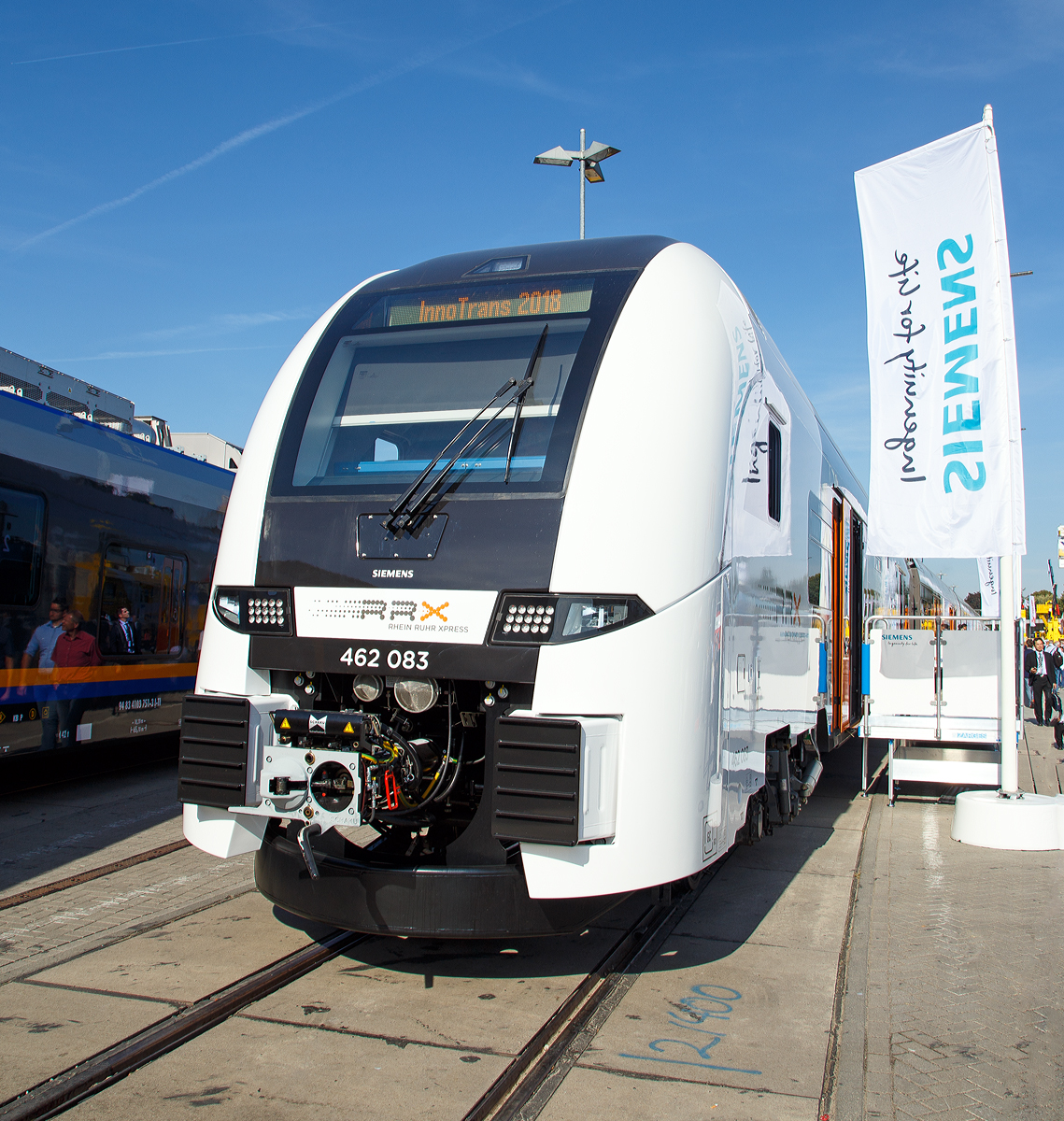 
Da ist Siemens ein guter Wurf gelungen....
Frontansicht des Siemens Desiro HC 462 083 desRhein-Ruhr-Express (RRX), von Siemens präsentiert auf der InnoTrans 2018 in Berlin (hier 18.09.2018).

Hintergrundinformationen und Technische Daten siehe: http://hellertal.startbilder.de/bild/deutschland~museen-und-ausstellungen~innotrans-2018/629248/da-ist-siemens-ein-guter-wurf.html