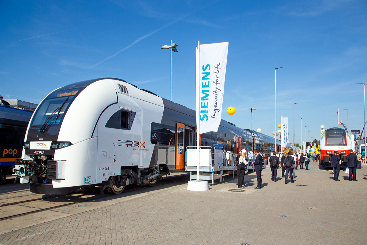 
Da ist Siemens ein guter Wurf gelungen....
Siemens pr�sentierte auf der InnoTrans 2018 in Berlin (hier 18.09.2018) mit dem 462 083 den neuen elektrischen Doppelstock-Triebzug Siemens Desiro HC f�r den Rhein-Ruhr-Express (RRX).  

Dieser Desiro HC wird f�r den Rhein-Ruhr-Express und dessen Vorlaufbetrieb ab 2018 eingesetzt werden. Hierf�r wurden im M�rz 2015 bei Siemens 82 Z�ge bestellt, die an die Betreiber der Z�ge (Abellio Rail NRW und National Express) weiterverpachtet werden sollen. Der Auftrag, der auch die Wartung der Z�ge �ber einen Zeitraum von 32 Jahren umfasst, hat ein Volumen von 1,7 Milliarden Euro. Der erste vierteilige Triebzug wurde am 12. Juli 2017 vorgestellt. Mit ihm begannen die Testfahrten im Pr�fcenter Wegberg-Wildenrath. Seit Dezember 2017 werden auch Testfahrten im DB-Netz durchgef�hrt.

Die Z�ge sind mit WLAN, Steckdosen und einem Infotainmentsystem ausger�stet. Im einen Endwagen befindet sich der 1.-Klasse-Bereich mit Leselampen und Klapptischen und ein Mehrzweckbereich.

F�r die Wartung hat Siemens ein Instandhaltungswerk in Dortmund-Eving gebaut.

Aber auch im Rheintal (zwischen Basel und Karlsruhe) sollen ab 2020 Siemens Desiro HC fahren, daf�r hat die DB Regio 15 Z�ge im Februar 2017 bestellt.

Einzelstockfahrzeuge sind die erste Wahl f�r den Regionalverkehr. Sie sind leicht, komfortabel und weitreichend barrierefrei ausbaubar. Doch sie sto�en an ihre Grenzen, wenn Bahnsteigl�ngen limitiert sind und die Fahrgastzahlen steigen. Dann bieten Doppelstockz�ge die n�tige Kapazit�t – aber mit Kompromissen in Effizienz und Komfort. Der Desiro HC vereint  sie in seiner innovativen Wagenkombination.

Der Desiro HC begeistert auf den ersten Blick. Sein Design sagt jedem Betrachter: Hier ist ein zeitlos modernes und hochwertiges Fahrzeug unterwegs. 

Auff�llig leise: Von der ger�uscharmen Fahrt des Desiro HC profitieren Anwohner der Strecke genauso wie die Fahrg�ste. Das Fahrzeug beschleunigt und bremst ruckfrei und f�hrt dank seiner hochwertigen Drehgestelle mit leistungsf�higer Luftfederung enorm laufruhig. Unmerklich sorgt das energieeffiziente Heiz-, L�ftungs- und Klimasystem f�r frische, immer angenehm temperierte Luft. Hier vergisst man fast, dass man in einem Zug sitzt. Steckdosen und WLAN sind heute ein Muss – und selbstverst�ndlich an Bord. 

TECHNISCHE DATEN der BR 462 (Desiro HC vierteilig):
Anzahl: 	82 (f�r RRX)
Spurweite: 	1.435 mm (Normalspur)
Achsformel: Bo’Bo’+2’2’+2’2’+Bo’Bo’
L�nge �ber Kupplung: 105.252 mm
Wagenl�ge Endwagen: 26.226 mm
Wagenl�nge Mittelwagen: 25.200 mm
Breite: 2.820 mm
Leergewicht: 200 t
H�chstgeschwindigkeit: 160 km/h
Kurzzeitleistung: 4000 kW
Stundenleistung: 3290 kW
Beschleunigung: 1,1 m/s�
Stromsystem: 15 kV 16,7 Hz ~
Strom�bertragung: Oberleitung
Sitzpl�tze: 	400 (davon 36 in der 1. Klasse)
Fu�bodenh�he (Einstieg): 800 mm (Endwagen) 730 mm (Mittelwagen)
Anzahl der T�ren je Seite: 8

Auch wenn es diese Z�ge f�r den RRX schon gibt, so bleibt nach sehr viel Arbeit, denn die Infrastruktur muss daf�r noch modernisiert werden.
