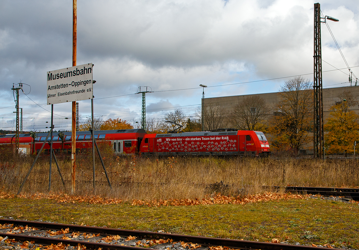 Da stehe beim Alb-Bähnle (Schmalspur-Museumsbahn Amstetten-Oppingen)...
Da fährt die 146 208-4 (91 80 6146 208-4 D-DB) der DB Regio BW mit dem RE 5 (Stuttgart Hbf – Ulm Hbf) durch den Bahnhof Amstetten (Württ) in Richtung Ulm, nächster Halt Ulm Hbf.
