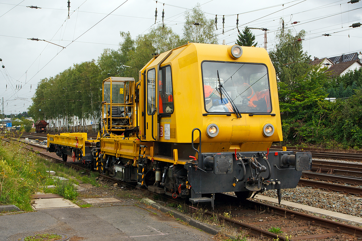 Da die Strecke noch nicht frei ist, hat das GAF 100 R/A und die Mannschaft in Kreuztal zwangspause....
Das Gleisarbeitsfahrzeug GAF 100 R/A (Schweres Nebenfahrzeug Nr. 97 17 52 005 18-3) der DB Netz AG mit einem Gleiskraftwagenanh�nger H27 steht am 19.08.2014 in Kreuztal. 
Nochmal besten Dank an die nette Mannschaft, dass ich das Foto machen konnte. 

Das GAF 100 R wurde 1997 von GBM (Gleisbaumechanik Brandenburg/H. GmbH) unter der Fabriknummer 62.1.156 gebaut, es hat die EBA Nummer EBA 97 N07 N005

Technische Daten GAF:
Achsfolge: B
L�nge �ber Puffer: 9.100 mm
Achsabstand: 4.800 mm
H�chstgeschwindigkeit (Hg): 100 km/h
Eigengewicht: 17 t
Zul. Anh�ngelast: 40 t, bzw. 80 t mit Regelzugeinrichtung  dann Hg max. 60 km/h
Nutzlast : 5,0 t
Zur Mitfahrt zugel. Personen: 6
Der Antrieb des zweiachsigen Fahrzeuges erfolgt von einem 6 Zylinder, wassergek�hlten MAN D 0826 LOH 07 Dieselmotor mit 169 kW (230 PS) Leistung �ber Lastschaltwendegetriebe auf die Radsatzgetriebe.
