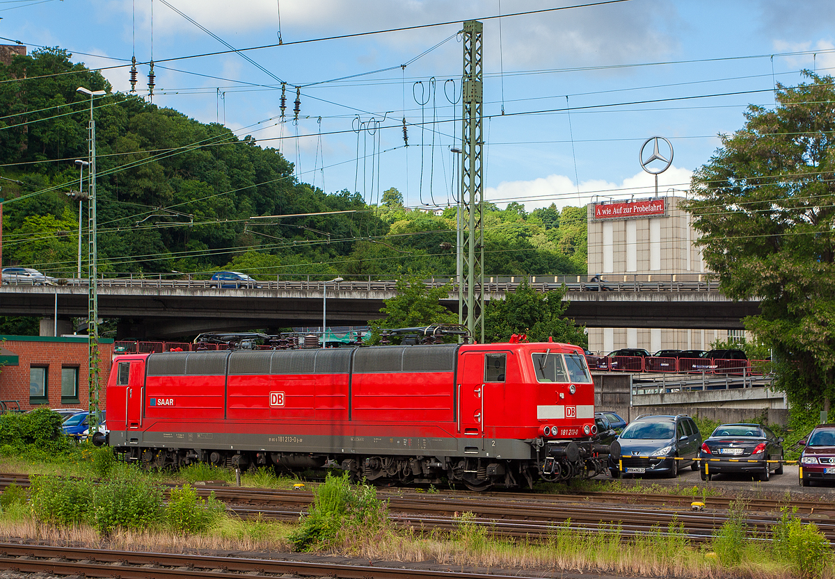 Damals noch f�r die DB Fernverkehr AG fahrende, die 181 213-0 „Saar“ (91 80 6181 213-0 D-DB) ist am 14.06.2013 beim Hbf Koblenz angestellt. 

Die Lok wurde 1974 bei Krupp in Essen unter der Fabriknummer 5279 gebaut, der elektrische Teil bei AEG unter der Fabriknummer 8850. Sie hat die Zulassung f�r Deutschland / Frankreich / Luxemburg. Im Jahr 2020 wurde sie an die Martin Schl�n� Eisenbahnlogistik in Wankendorf verkauft. Aktuell ist sie als 91 80 6181 213-0 D-SEL im unterwegs, sie hat nun wieder ein Farbkleid in ozeanblau/beige. Bis zum Fpl. Wechsel im Dez. 2018 fuhren die Loks planm��ig den EN 452 / 453 (Paris–Moskau) im Abschnitt von Karlsruhe nach Strasbourg (F). Zuvor bis zum Fpl. Wechsel im Dez. 2014 die IC 130 bis IC 137 und IC 231 (Borkum, Norderney oder Ostfriesland) von der Nordsee �ber K�ln und Koblenz nach Luxembourg (und retour), im Abschnitt von Luxembourg und Koblenz.

Die DB-Baureihe 181.2  sind Zweisystemlokomotiven (15 kV 16,7 Hz und 25 kV 50 Hz Wechselstromsystem) f�r den grenz�berschreitenden Verkehr mit Luxemburg und Frankreich, von denen 1974 und 1975 insgesamt 25 St�ck gebaut wurden. Ihre Entwicklung basiert auf den vier Vorserienloks E 310 001 bis 004 die von der Deutschen Bundesbahn ab 1966 speziell f�r den grenz�berschreitenden Verkehr nach Frankreich und Luxemburg beschafft wurden. Nach 1968 wurden diese vier Prototypen im Baureihenschema der DB wegen technischer Unterschiede als Baureihe 181.0 und 181.1 eingereiht. Sie waren eine Weiterentwicklung der E 320 (BR 182).

Der markanteste �u�ere Unterschied zu den Vorserienloks besteht in den drei abnehmbaren Maschinenraumhauben, wobei die L�ftergitter zur Dachkante hochgezogen wurden. Durch die h�heren L�fter wurde es erm�glicht, dass die Luft nicht mehr durch den Maschinenraum, sondern direkt zu den Fahrmotoren geleitet werden konnte. Die Fahrmotoren waren indes vom gleichen Grundtyp, mit identischer Dauerleistung. Die H�chstgeschwindigkeit wurde mit einer h�heren zul�ssigen Drehzahl der Elektromotoren von 150 km/h auf 160 km/h gesteigert.

Die Loks haben die Achsfolge Bo'Bo', somit besitzen sie zwei Drehgestelle mit insgesamt vier Fahrmotoren (6 polige Reihenschlu�-Mischstrommotoren) und vier einzeln angetriebenen Achsen. Die Kraft�bertragung erfolgt mittels SIEMENS Gummiring-Kardanantrieb. Bei den Serienlokomotiven konnte die Firma Krupp auf Erfahrungen mit der DB-Baureihe 151 zur�ckgreifen, von der man die Lemniskatenlenker �bernahm. 

Die Loks sind mehrfachtraktions- und wendezugf�hig, jedoch nicht mit den vorhandenen Steuerwagen einsetzbar. Grund daf�r ist die bei den Steuerwagen fehlende Technik f�r die anderen Stromsysteme. Dies f�hrt dazu, dass das Steuerkabel an zwei Polen nicht passt und somit einen Wendezugbetrieb unm�glich macht.

Unter Ber�cksichtigung der tiefer h�ngenden Oberleitung in Frankreich entschied man sich f�r einen Lokkasten mit niedriger Bauh�he. Eine Besonderheit ist die asymmetrische Ausr�stung mit Fenstern und L�ftungsgittern. Eine Seite weist sieben Gitter auf, w�hrend bei der anderen statt der drei mittleren die gleiche Anzahl an Fenstern eingebaut wurde. 

TECHNISCHE DATEN der BR 181.2:
Spurweite: 1.435 mm
Achsformel:  Bo’Bo’
Dienstgewicht:  84,0 t
L�nge �ber Puffer:  17.940 mm
Drehzapfenabstand: 9.000 mm
Achsabstand im Drehgestell: 3.000 mm
Treibradduchmesser: 1.250 mm (neu) / 1.170 mm (abgenuzt)
H�he:   3.612 mm
H�chstgeschwindigkeit:  160 km/h
Stromsystem:  15 kV 16 2/3 Hz~ (Stromabnehmer 1, 1.950 mm) und 25 kV 50 Hz~ (Stromabnehmer 2, 1.450 mm)
Anzahl Fahrmotoren:  4 (� 825 kW)
Fahrstufenschalter:  Stufenlose Zugkraftsteuerung �ber Thyristor-Stromrichter mit Phasenanschnittsteuerung sowie 5-stufiges Nocken-Feinschaltwerk f�r Feldschw�chung
Antrieb:  Gummiring Kardanantrieb 
Dauerleistung: 3.300 kW (4.488 PS)
Anfahrzugkraft: 277 kN
Dauerzugkraft: 133 kN
Elektrische Wiederstandsbremse (Fahrdrahtanh�ngig): max. 120 kN 
Elektrische Wiederstandsbremse (Baterie): max. 60 kN
Bremse: KE-GP-R + E mZ EP 
Kleinster befahrbarer Kurvenradius: R 100 m  