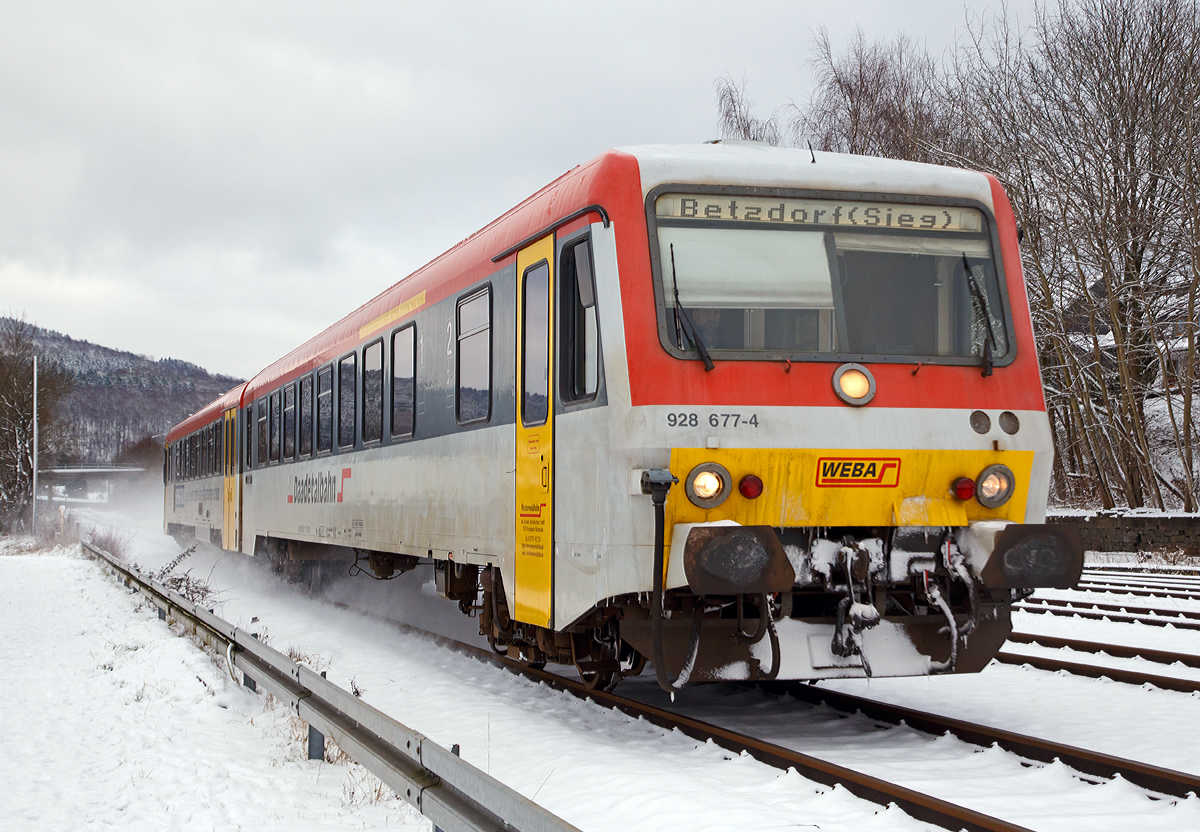 Damals war der Winter im Hellertal angekommen....
Bedingt durch einen Defekt und Ausfalles eines Stadler GTW 2/6. der HLB, musste am einen Triebzug von der Westerwaldbahn (WEBA) anmieten.

Der Dieseltriebzug 928 677-4 / 628 677-7 der Westerwaldbahn (WEBA) fährt am 17.01.2016, als (HLB61768) RB 96  Hellertalbahn  nach Betzdorf/Sieg (Dillenburg - Haiger - Neunkirchen - Herdorf - Betzdorf), hier erreicht er nun bald den Bahnhof Herdorf.

Der Trieb-/Steuerwagen wurden 1994 von der Düsseldorfer Waggonfabrik AG, Düsseldorf (DUEWAG) unter den Fabrik-Nr. 91286/91287 gebaut und im Dezember 1994 an die Deutsche Bahn AG (BW Gießen) geliefert. Bereits zum 31.07.1995 wurde er an die WEBA verkauft, so war der Triebzug mal gerade etwas über 7 Monate bei der DB.
