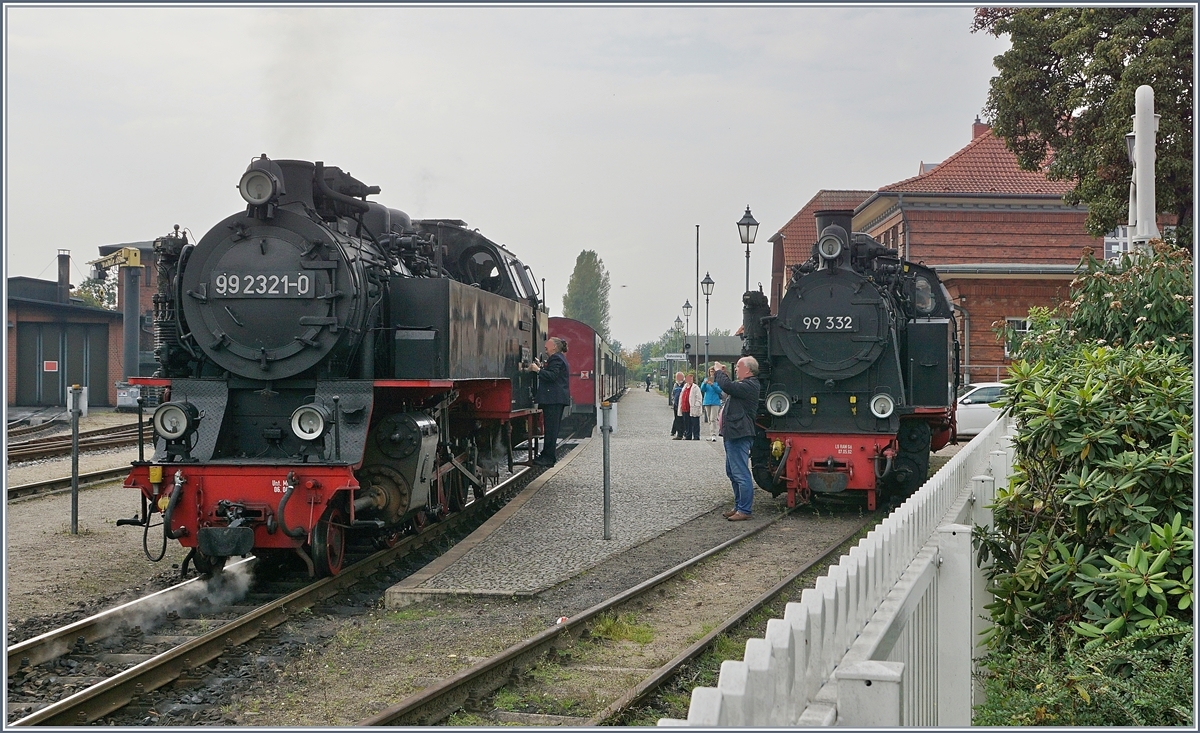 Dampf Land auf Land ab und der wird auch �berall ausgiebig fotografisch festgehalten: die 99 2321-0 man�vriert in K�hlungsborn West, w�hrend die 99 332 im Molli Museum steht.
28. Sept. 2018