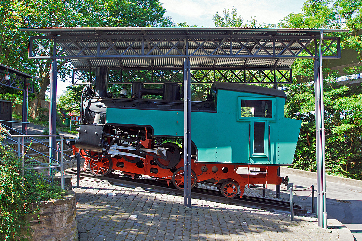 Dampflok Nr. 2   der Drachenfelsbahn (Denkmallok) am 06.06.2014 in Königswinter an der Talstation Drachenfelsbahn. 

Die Lok wurde 1927 von der Maschinenfabrik Esslingen unter der Fabriknummer4185 gebaut und war bis 1958 im Einsatz. 
Technische Daten der Lok: 
Bauart: (2)1'/b-h2t 
Länge über Puffer: 7.300 mm 
Gesamtachsabstand: 4.000 mm 
Höchstgeschwindigkeit: 10 km/h
Dienstgewicht: 20,0 t 

Die Drachenfelsbahn ist die älteste der vier noch betriebenen Zahnradbahnen in Deutschland. Sie überwindet auf ihrem Weg zum Gipfel rund 220 Höhenmeter mit Steigungen von bis zu 20 Prozent. Die Spurweite beträgt 1.000 mm, das Zahnstangensystem ist Riggenbach.