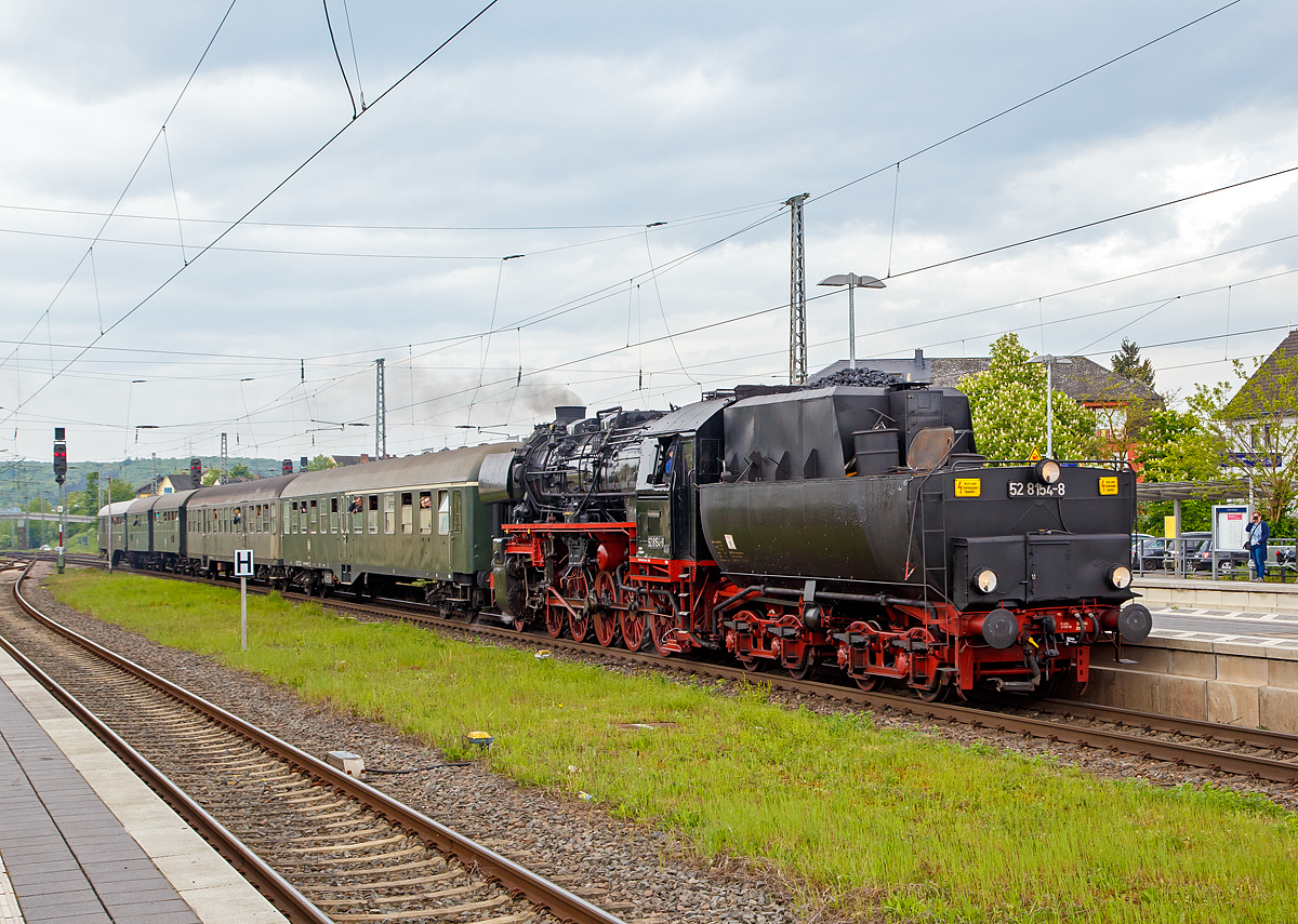 
Dampfspektakel 2018 - Die 52 8154-8 vom EMBB - Eisenbahnmuseum Bayerischer Bahnhof e.V. (Leipzig), ex DR 052 154-2 , erreicht (leider Tender voraus) am 29.04.2018, mit dem Personenzug nach Koblenz, Wittlich Hbf. Die Güterzuglok 52 8154 wurde 1943 als Kriegslok 52 4896 von der Maschinenbau und Bahnbedarf Aktiengesellschaft (Berlin) unter der Fabriknummer 13966 gebaut, von 1949 bis 1965 fuhr sie als 52 6896 und wurde 1965 zur DR 52 8154 umgebaut. Im Jahr 1992 wurde sie als 052 154-2 von der DR ausgemustert und kam zur EMBB. Eingesetzt wurde sie im schweren Güterzug- und Personenzugdiens.
