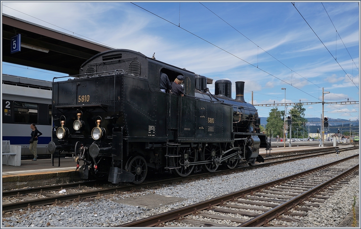 Dampftag Lyss 2018: Als Ergänzung zu Walters Bild ID 623 979: Ich hatte nicht die  Französin  im Visier, sondern die  Bernerin , die Eb 3/5 5810  Habersack , welche auf ihre Rangierfahrstrasse wartet.

11. August 2018