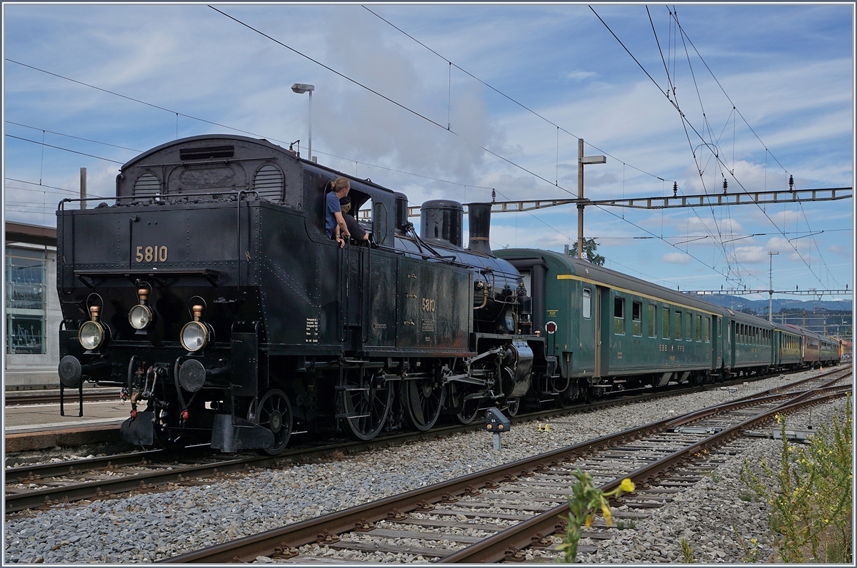 Dampftage Lyss 2018: Sehr beeindruck hat mich die relativ wuchtige Dampflok Eb 3/5 5810 der Dampfbahn Bern (DBB), welche hier EW I und UIC Wagen rangiert. 

Grund genug, die Lok nun auf vier weitern Bildern zu zeigen.


11. August 2018