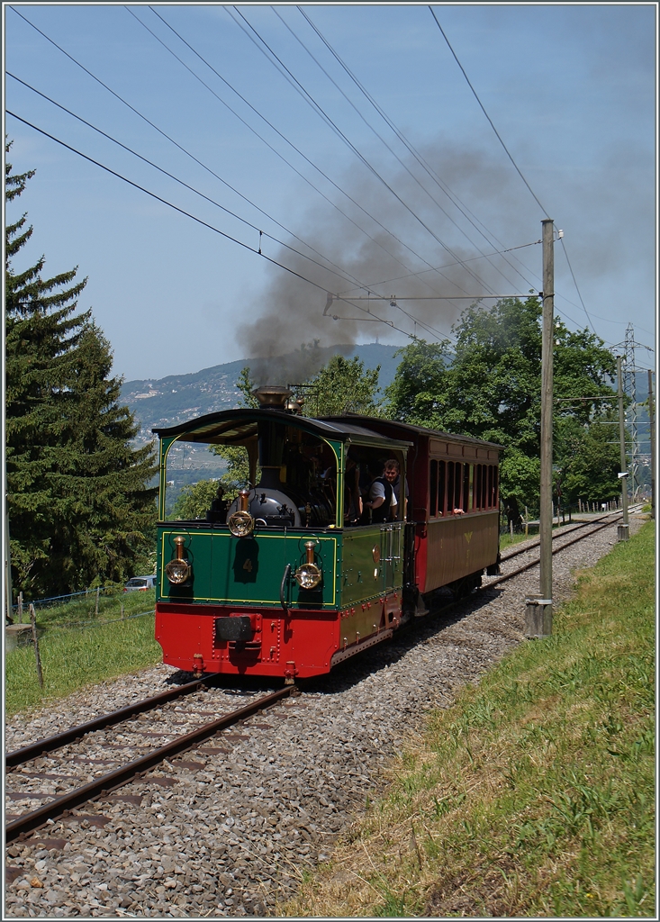 Dampftram G2/2 N° 4  Rimini  (1900) mit einem NStCM Wagen auf kurz vor Chaulin.
(Blonay - Chamby Pingstfestival)
9. Juni 2014