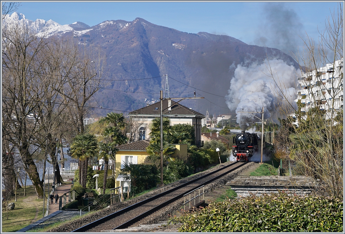 Dank seiner herrlichen Rauchfahne unübersehbar wenn auch noch etwas entfernt zeigt sich die 01 202 mit ihrem Dampfextrazug nach Frankfurt und Nürnberg kurz nach der Abfahrt in Locarno.
22. März. 2018