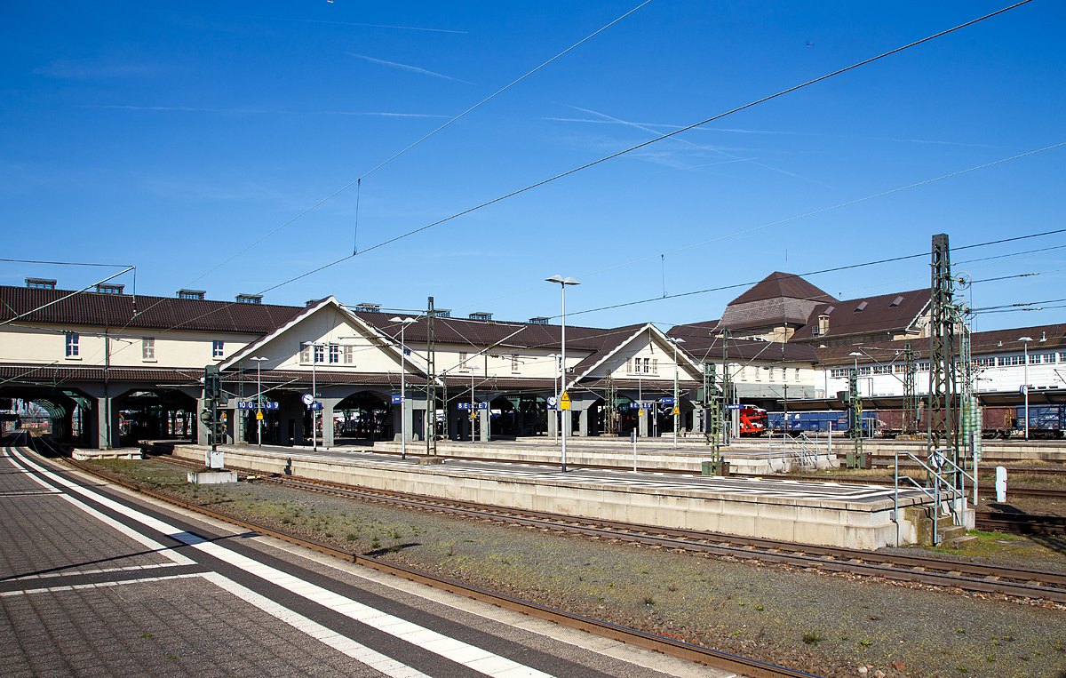 
Darmstadt Hauptbahnhof von der Gleisseite mit Querhalle am 07.04.2018.