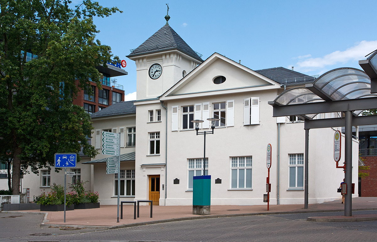 
Das 1847 erbaute ehemalige Empfangsgebäude vom Bahnhof Bad Soden (am Taunus), am 11.08.2014. Der Bahnhof Bad Soden, ein zweigleisiger Kopfbahnhof, ist der nördliche Endpunkt der Sodener Bahn (KBS 643), sowie der Limesbahn (KBS 645.3). 
Das Gebäude wurde 2011 von der Messer Group aufgekauft und 2013 für 3,5 Millionen Euro saniert. Dabei wurde das Innere vollkommen entkernt und renoviert. Das Unternehmen wird hier seine Mitarbeiter Kantine einrichten. 
Die Gleise enden, bzw. die Bahnsteige befinden sich,  heute direkt kurz vor dem Gebäude (hier im Bild rechts vom Gebäude).
