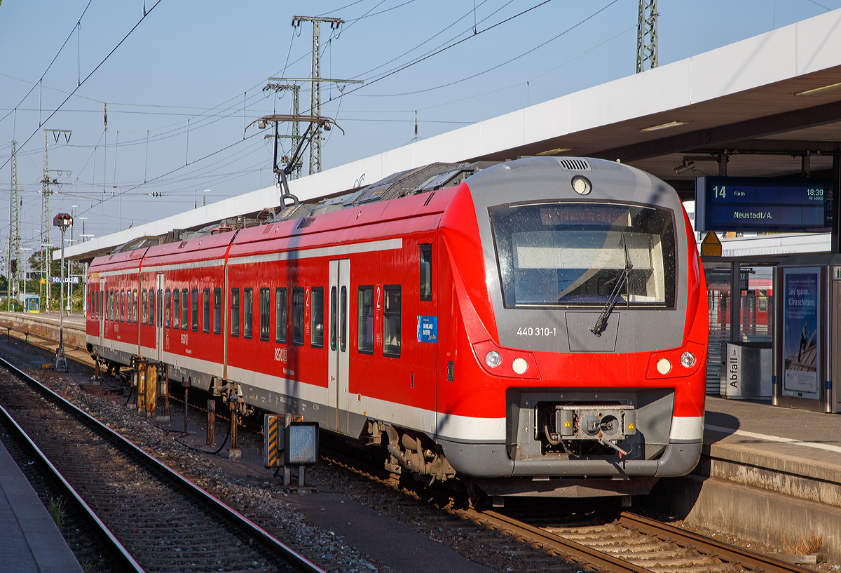 
Das „Mopsgesicht“ 440 310-1 (94 80 0440 310-1 D-DB), ein dreiteiliger  elektrischer Triebzug vom Typ Alstom Coradia Continental der DB Regio „Mainfrankenbahn“ f�hrt am 01.07.2015, als RB 58806 (F�rth – N�rnberg - Neustadt an der Aisch), in den Hbf N�rnberg ein.

Der ET wurde 2009 von ALSTOM Transport Deutschland GmbH in Salzgitter gebaut, die Abnahme erfolgte jedoch erst am 07.12.2010.

Die Triebz�ge Alstom Coradia Continental geh�ren zur Fahrzeugfamilie modularer, vollst�ndig niederfluriger elektrischer Nahverkehrs-Gliedertriebz�ge Alstom Coradia, des Herstellers Alstom Transport Deutschland, vormals Alstom LHB, Salzgitter.
Der Coradia Continental wird mit seiner urspr�nglichen Kopfform (BR 440) umgangssprachlich „Mopsgesicht“, mit der crashoptimierten Kopfform (BR 1440) „Grinsekatze“ genannt.

Aus dem Konzept des auf radial einstellenden Einzelachsfahrwerken fahrende LIREX entstand durch Fortentwicklung eine Familie von vollst�ndig niederflurigen Triebz�gen mit konventionellen Enddrehgestellen und Jakobs-Drehgestellen zwischen den Mittelwagen. Dabei wurde zuerst die f�r den Betrieb in nordischen L�ndern geeignete Unterfamilie Alstom Coradia Nordic entwickelt und sp�ter daraus die Unterfamilie Coradia Continental f�r den Betrieb in Mitteleuropa abgeleitet. Von den Coradia Nordic unterscheiden sich die Coradia Continental-Fahrzeuge durch einen neuen, dem deutschen Umgrenzungsprofil angepassten Wagenkasten mit geraden Seitenw�nden.

Die Z�ge der Fahrzeugfamilie werden aus einem Baukasten standardisierter Einzelfahrzeuge gebildet, die ihre technische Ausr�stung mit Ausnahme der Fahrmotoren auf dem Dach tragen. Die Endwagen gibt es in zwei L�ngen, die jeweils einen Haupttransformator, einen Antriebsumrichter und einen Nebenbetriebeumrichter tragen. Die Mittelwagen tragen die weiteren Ausr�stungen Stromabnehmer, Kompressor und Batteriekasten. Mittig auf jedem Fahrzeug ist das Klimager�t f�r den Fahrgastraum angeordnet. Bei den Fahrzeugen der Baureihe 0440 steht auf den Endwagen ein separater Motork�hler, bei den Fahrzeugen der Baureihe 1440 ist dieser mit dem K�hler des Haupttransformators zusammengefasst.

Der Fahrzeugkopf kann mit Crashverzehrelementen ausgef�hrt werden; bei den Fahrzeugen der Baureihe 0440 sind diese nicht installiert, um die Fahrzeugl�nge zu verringern und Kosten zu sparen.

Der Coradia Continental wird in unterschiedlichen L�ngen angeboten. Dazu wird die Anzahl der Mittelwagen (Baureihe 441.x: mit Antriebsachsen, 841.x: nicht angetrieben) variiert und zus�tzlich werden die Endwagen (Baureihe 440.x) in zwei verschiedenen L�ngen geliefert, hier in der kurzen Form.

TECHNISCHE DATEN des dreiteiligen ET (440.3 – 441.3 – 440.8):
Hersteller:  Alstom,
Achsformel:  Bo’(2’) (Bo’) Bo’ (Jakobsdrehgestelle in Klammern)
Spurweite:  1.435 mm (Normalspur)
L�nge �ber Kupplung:  54.500 mm
H�he:  4.280 mm
Breite:  2.920 mm
Leergewicht:  112 t
H�chstgeschwindigkeit:  160 km/h
Stundenleistung:  2.160 kW
Kupplungstyp:  Scharfenbergkupplung
