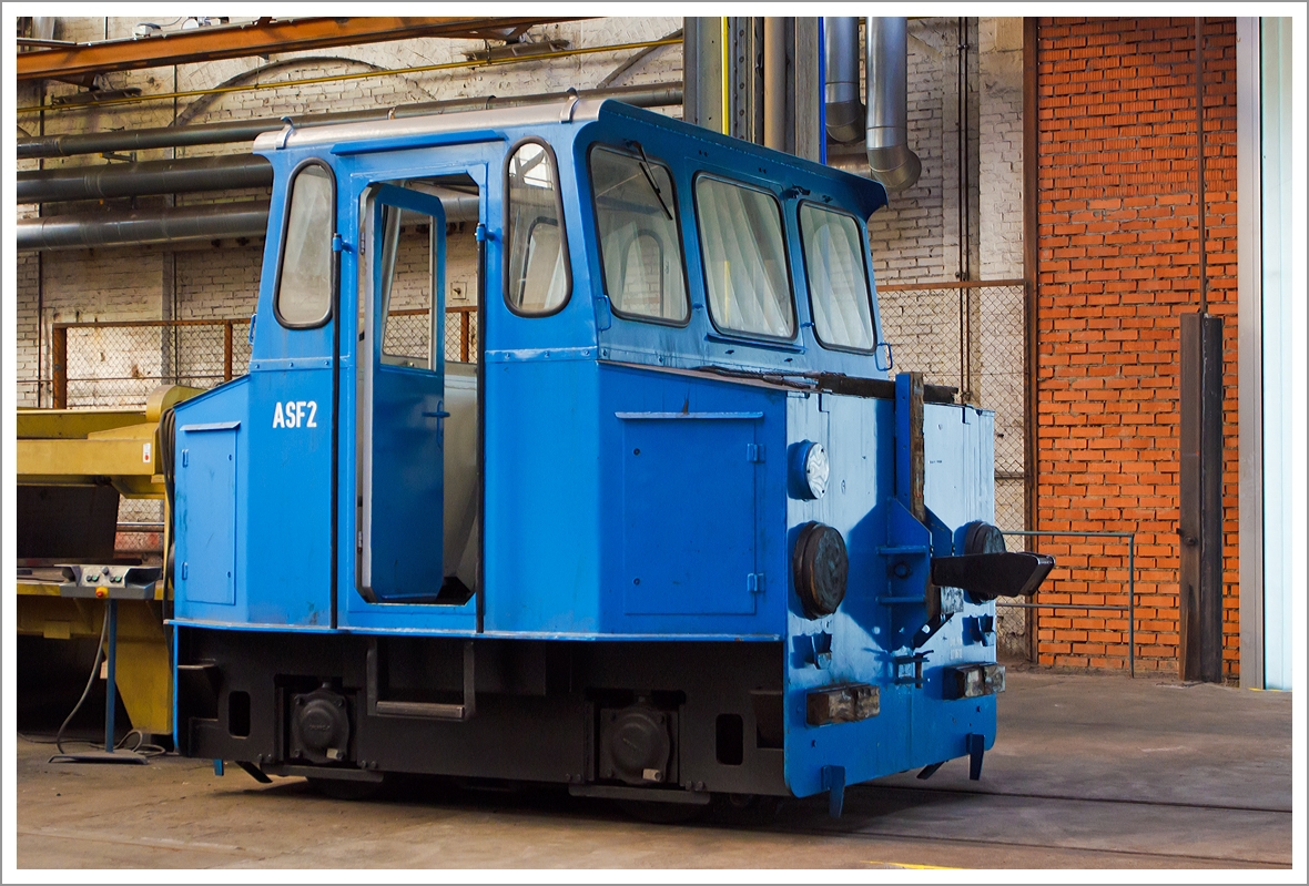 Das Akkuschleppfahrzeug ASF 2 von und im Dampflokwerk Meiningen am 24.08.2013.
Dieses ASF der ehemaligen Baureihe EL 16 wurde 1989 unter der Fabriknummer 20664 bei LEW (VEB Lokomotivbau Elektrotechnische Werke  Hans Beimler , Hennigsdorf) gebaut, heute werden sie unter der Baureihe 383 geführt.

Die Akkuschleppfahrzeuge (ASF) der Baureihe EL 16 sind kleine, schienengebundene, batterie-elektrisch angetriebene Schleppfahrzeuge für den innerbetrieblichen Rangier- und Verschiebedienst.

Für Verschiebearbeiten in Wagenwerkstätten und Containeranlagen, zum Umsetzen von Lokomotiven ohne eigene Kraft oder zu Bewegen von Elektrolokomotiven ohne Fahrleitungen in Bahnbetriebswerken hat LEW in Hennigsdorf ab 1966 die auf der bewährten Grubenlokomotive EL8 basierende erste Serie eines Akku-Schleppfahrzeuges an die Deutsche Reichsbahn ausgeliefert. Wegen der günstigen Anschaffungskosten, geringem Wartungsaufwand und einem emissionsfreien Einsatz konnten die kleinen Rangierer universell verwendet werden und bewährten sich gut. Bis 1990 wurden 514 Fahrzeuge in vier leicht abweichenden Bauserien hergestellt. Neben der Deutschen Reichsbahn zählten auch viele Industriebetriebe und ausländische Kunden zu den Abnehmern der ASF.

Nach dem das ASF in der Anfangszeit Grundausstattung in allen Bahnbetriebs- und Ausbesserungswerken der Deutschen Reichsbahn und in vielen Industriebetrieben in Ostdeutschland war, ist der kleine Rangierer nach dem Zusammenschluss  der DR und DB zur Deutschen Bahn AG auch in deren großen Werken im Westen anzutreffen. Selbst in ICE-Instandhaltungswerken ist das ASF nunmehr mit klassischer ICE-Farbgebung anzutreffen. Mit der Schließung von DB-Werken wurden einige ASF verschrottet oder fanden ein neues Einsatzgebiet bei Privatbahnen oder Eisenbahnvereinen. 


Technische Daten:
Achsformel:  B
Spurweite:  1.435 mm (Normalspur)
Länge über Puffer:  4.250 mm
Höhe:  2.800 mm
Breite:  3.000 mm
Dienstmasse:  12 t
Höchstgeschwindigkeit:  6 km/h
Installierte Leistung:  2 x 8,5 KW
Dauerleistung:  17 kW
Anfahrzugkraft:  4.000 kP
Treibraddurchmesser:  650 mm
Motorentyp:  GBM 8,5
Motorbauart:  Tatzlagermotor
Nenndrehzahl:  580
Stromsystem:  110 V DC
Anzahl der Fahrmotoren:  2
Bremse:  mech. Spindelbremse
