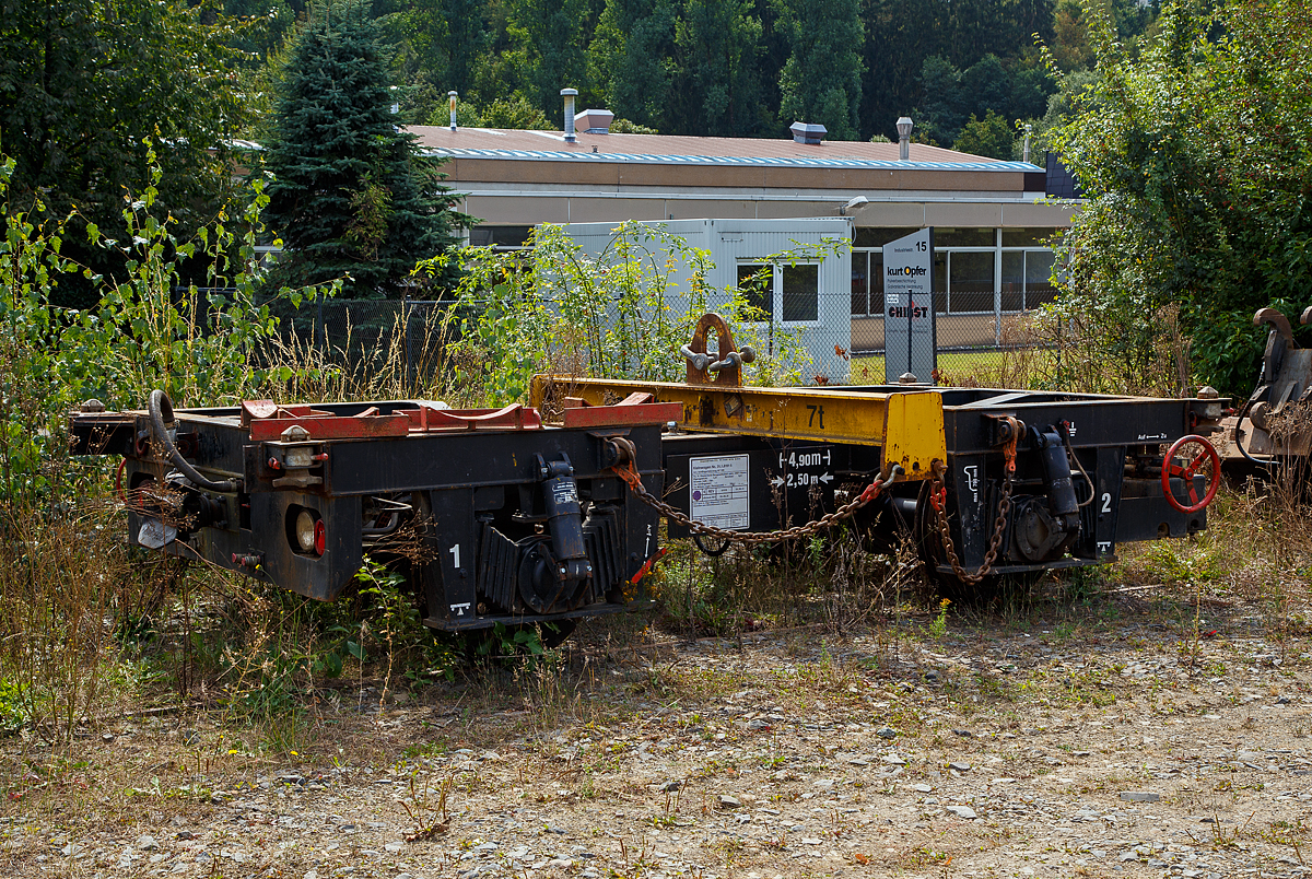 Das Anhängerfahrzeug AF 108 (ohne Mulde),  Kleinwagen Nr. 31.1.8191 5, der H. Klostermann Baugesellschaft mbH (Hamm), ist am 03.09.2016 beim Bf Brachbach (Sieg) angestellt. Auf ihm liegt noch die Verlade-Traverse. Das Fahrzeug hat vier Twistlock Containerverriegelungen für eine Mulde. 

Der Anhänger wurde 1991 vom DR Raw Stendal  (Deutsche Reichsbahn Reichsbahnausbesserungswerk) unter der Fabriknummer 81/13 gebaut. Die Anhängerfahrzeuge vom Typ AF 108 wurden als Anhänger zu den Mehrzweck-Gleisarbeitsfahrzeugen (MZG) bzw. Mehrzweckarbeitsfahrzeug MZ 102 der Deutsche Reichsbahn hergestellt.

TECHNISCHE DATEN:
Spurweite: 1.435 mm
Anzahl der Achsen: 2
Eigengewicht: 4.800 kg
Nutzlast: 8.000 kg
Länge über Puffer: 4.900 mm
Achsabstand: 2.500 mm
Laufraddurchmesser: 700 mm (neu)
Zul. Geschwindigkeit (Hg): 20 Km/h  (ursprünglich 60 km/h)
Bremse: Indir.-Dbr.
Handbremse: Ja
