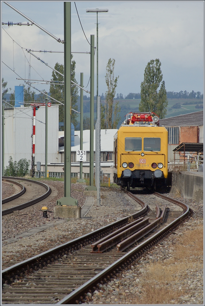 Das Bild zeigt mehr  Schweiz  als man auf den ersten Blick vermutet: in Neunkirch im Klettgau steht das DB Fahrleitungsmontagefahrzeug 708 319-8 und wartet auf seinen nächsten Einsatz, während im Hintergrund das Formsignal P1 auf Halt zeigt.

6. Sept. 2022