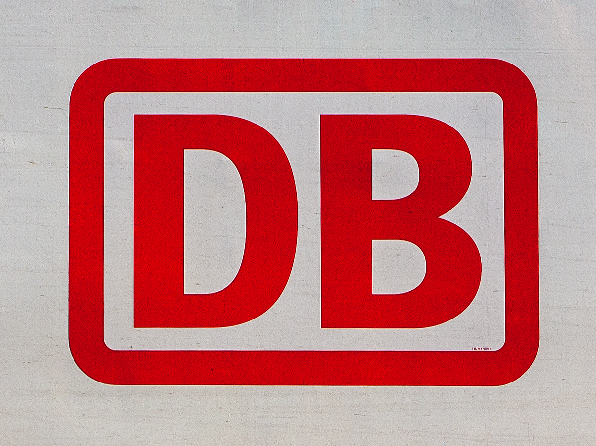 Das DB-Logo,
hier am ICE 1 – (Tz 186 „Chur“), Triebkopf 401 086-4 am 27.08.2014 im Hbf Hanau.
