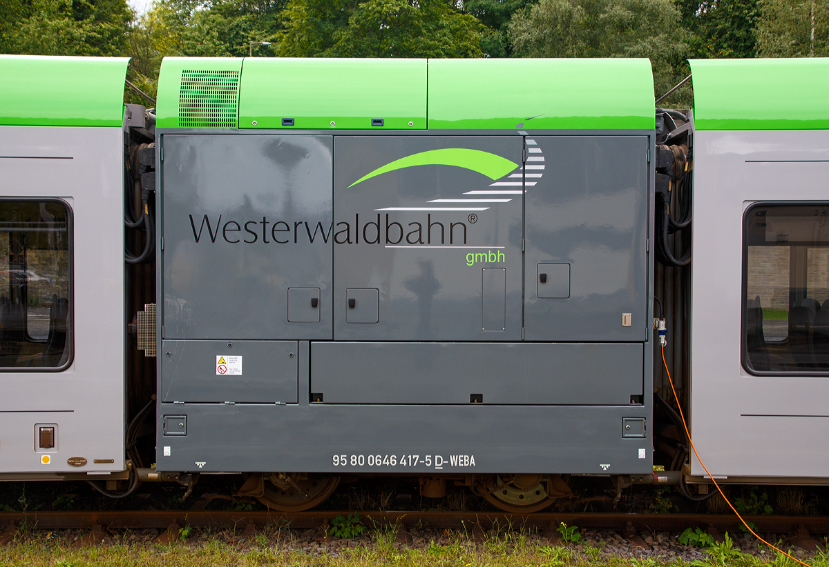
Das dieselelektrische Antriebsmodul (Antriebscontainer) 95 80 0646 417-5 D-WEBA, eines Stadler GTW 2/6 der Westerwaldbahn GmbH (WEBA)  Daadetalbahn , am 20.08.2017 im Bahnhof Betzdorf/Sieg abgestellt.