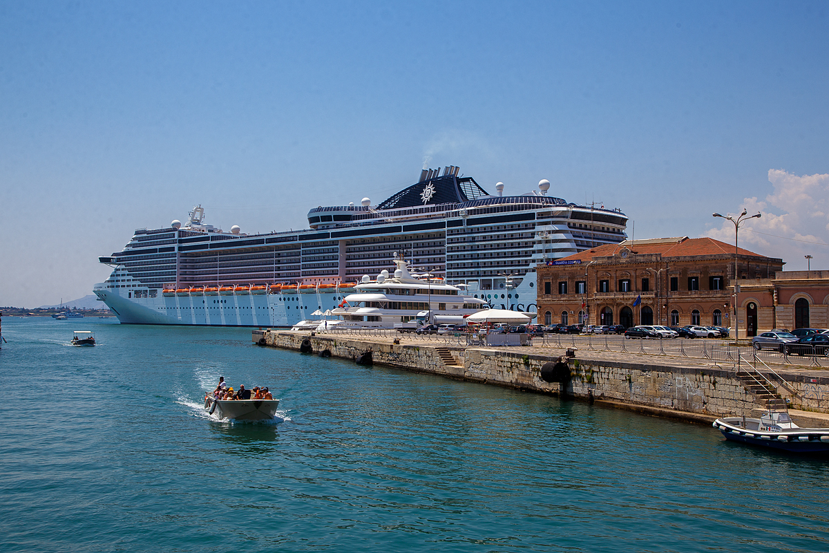 Das ehemalige Empfangsgeb�ude vom Bahnhof Syrakus Marittima (Stazione di Siracusa Marittima / ex Siracusa Porto), heute ein Sitz der
Guardia Costiera (der K�stenwache Italiens), am 19.07.2022. Der Bahnhof war bis 2004 in Betrieb.
