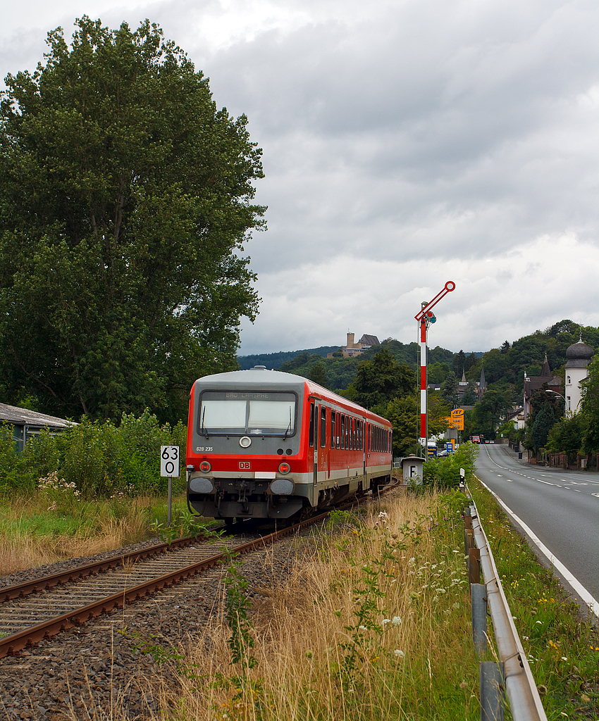 
Das Einfahrtsignal vom Bf Biedenkopf zeigt Hp 1, so kann der Dieseltriebzug 928 235 / 628 235  (95 80 0928 235-0 D-DB / 95 80 0628 235-3 D-DB) der Kurhessenbahn (DB Regio) am 13.08.2014 einfahren. 

Der Triebzug fährt als RB 43  Obere Lahntalbahn  die Verbindung Marburg an der Lahn (Hbf) - Bad Laasphe, hier bei km 63,0 in Biedenkopf auf der KBS 623 (Obere Lahntalbahn). 

Der Triebzug wurde 1988 von der DUEWAG (Düsseldorfer Waggonfabrik AG) unter den Fabriknummern 88699 bzw. 88698 gebaut.
